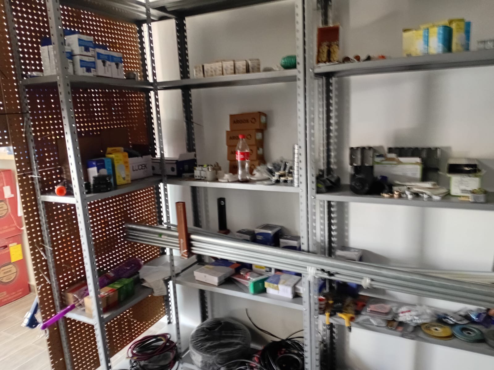 Anaqueles con material eléctrico y cable