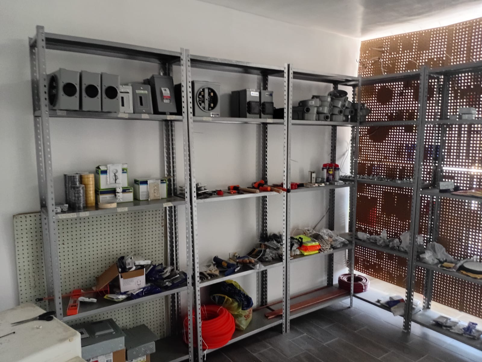 Estantería con cajas y material eléctrico