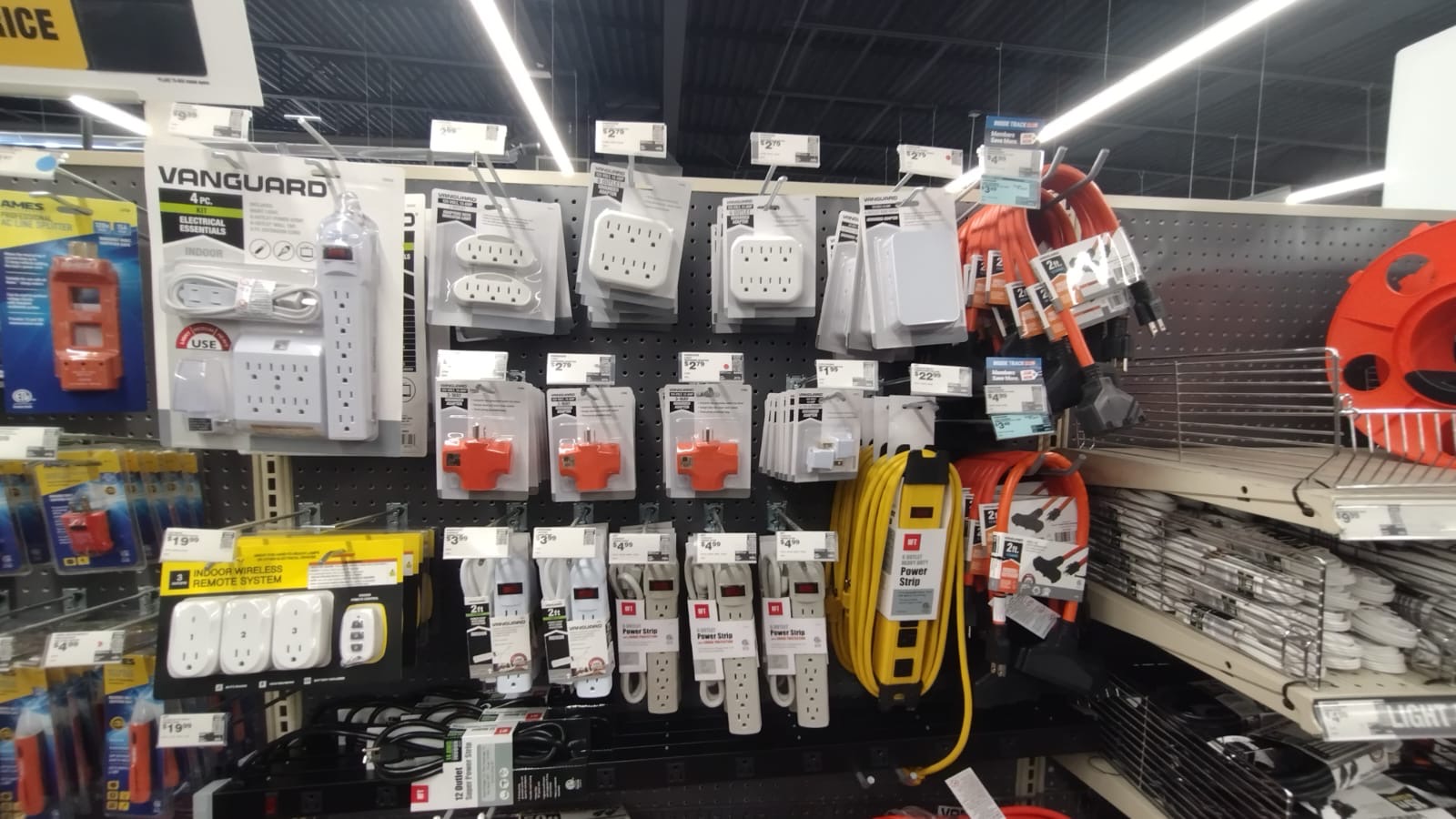 Exhibición de material eléctrico y accesorios