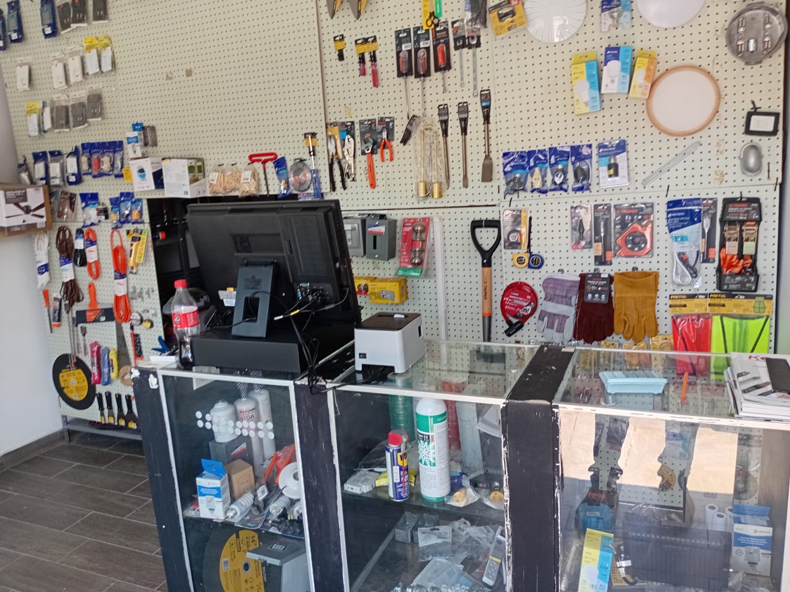 Mostrador y pared con herramientas y material eléctrico