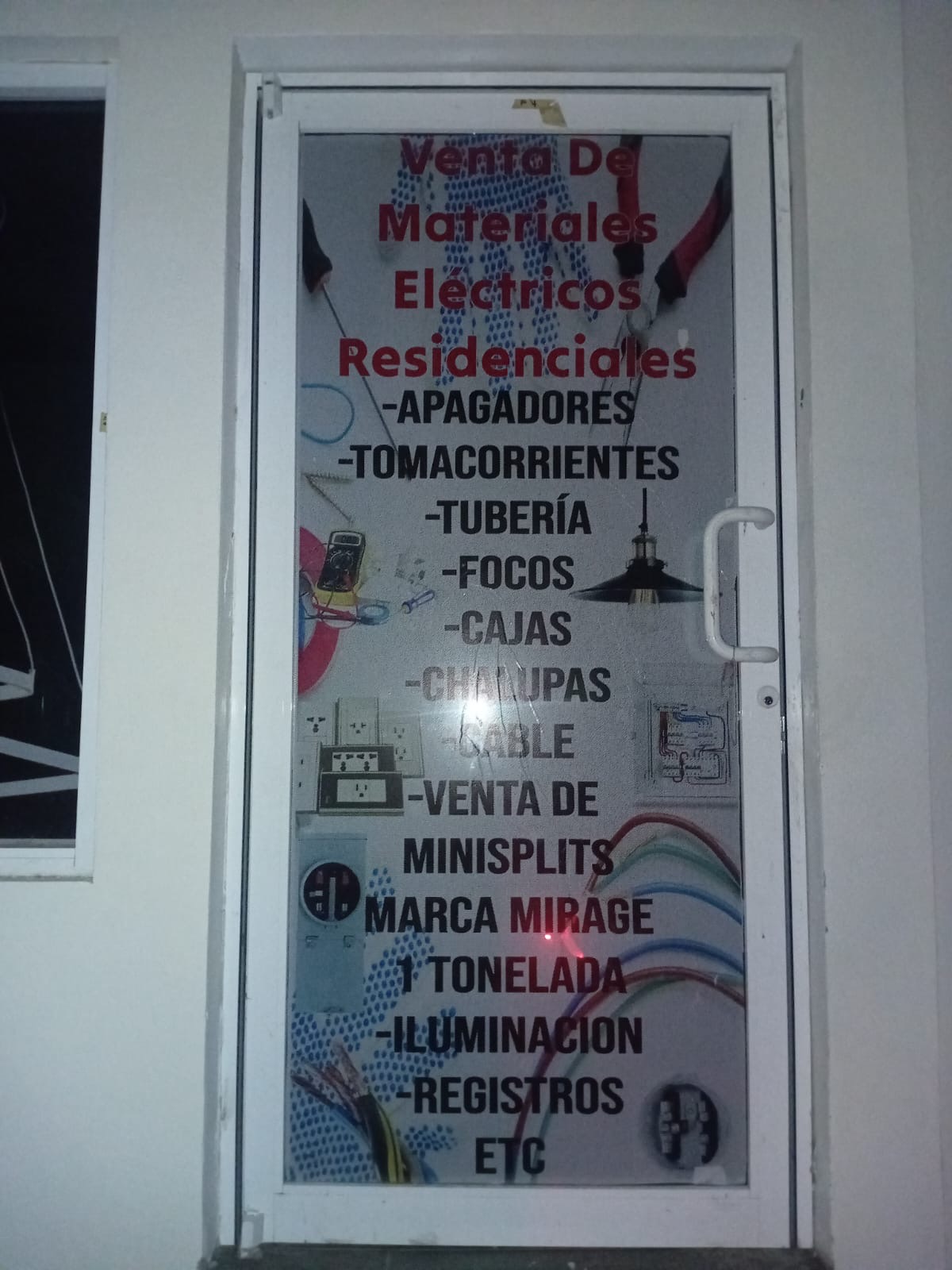 Puerta con rotulación de productos eléctricos