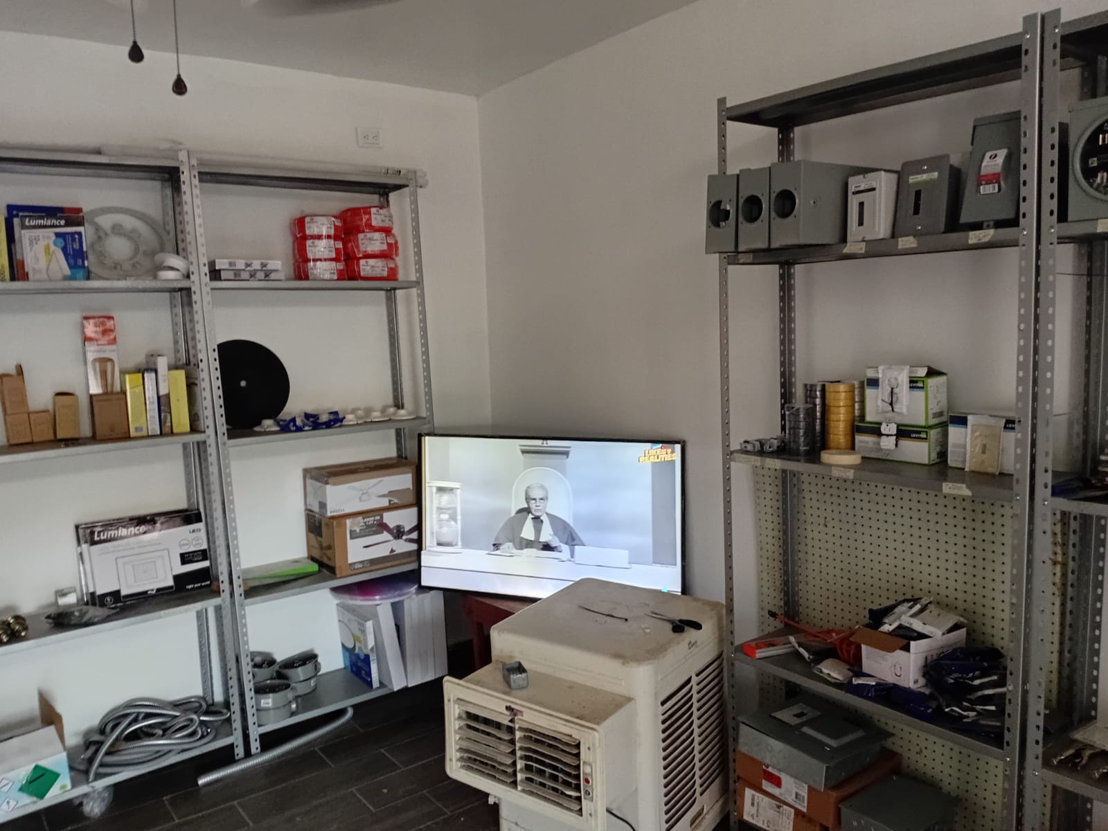 Interior de tienda con estantes y material eléctrico